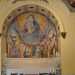 Dietro l'altare non passa certo inosservato un variopinto dipinto che raffigura la Madonna con Ges bambino